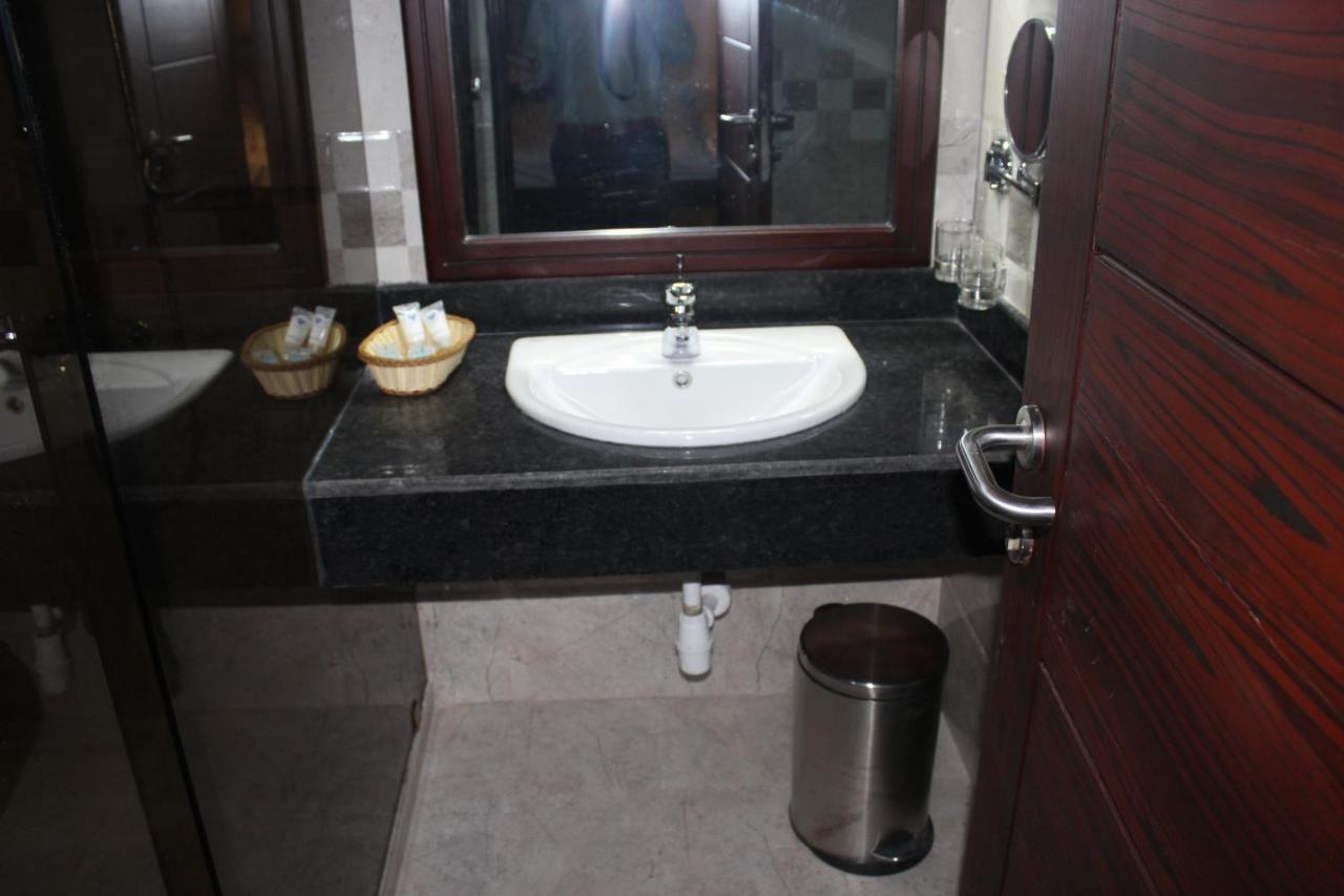 Hotel Blue Sapphire Дар ес Саалам Екстериор снимка