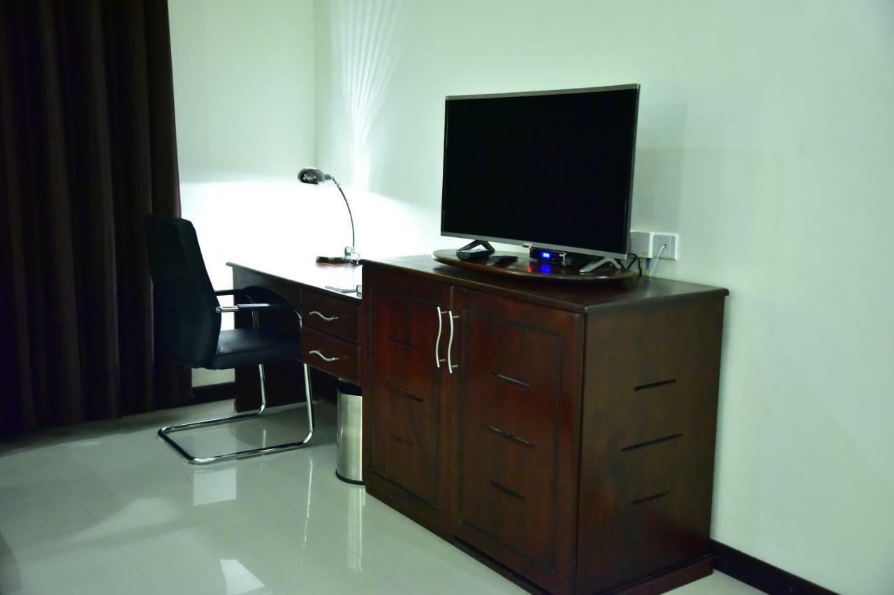 Hotel Blue Sapphire Дар ес Саалам Екстериор снимка